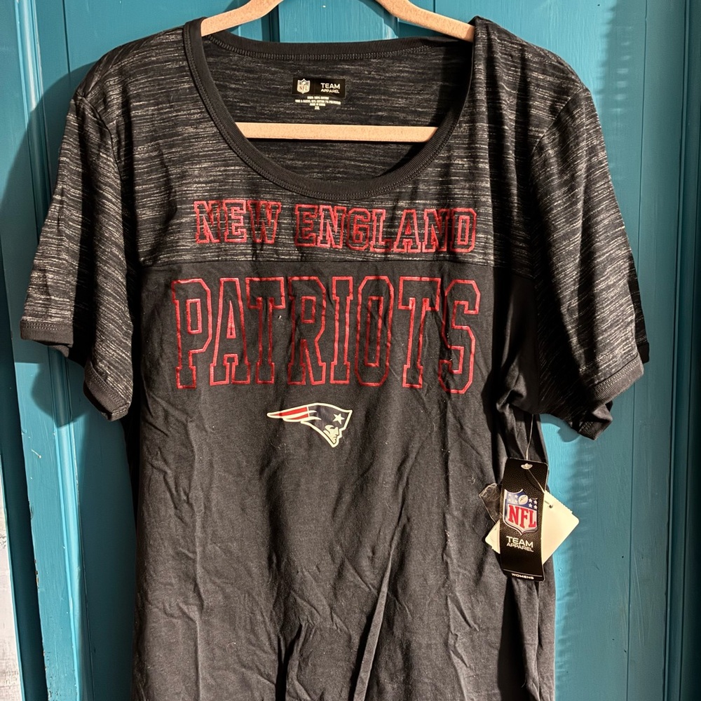 NFL New England Patriots Grey and Red Short Sleeve Tee